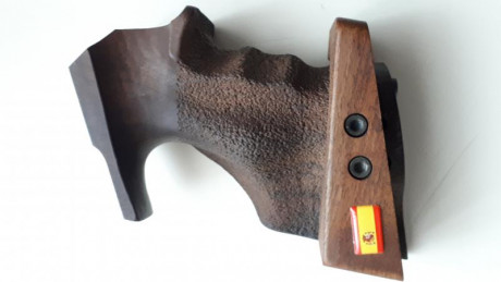Hola vendo una cacha para Steyr LP fabricadada por Morini. Creo que es una talla M, esta marcada como 02