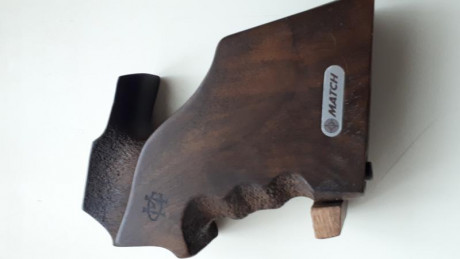 Hola vendo una cacha para Steyr LP fabricadada por Morini. Creo que es una talla M, esta marcada como 01