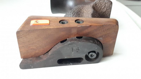 Hola vendo una cacha para Steyr LP fabricadada por Morini. Creo que es una talla M, esta marcada como 00