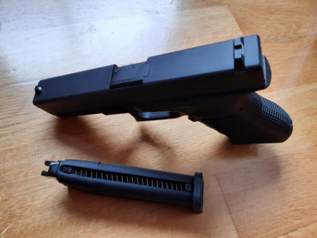 Vendo pistola airsoft nueva, sin estrenar, GLOCK 17 UMAREX. Réplica idéntica a la original y fabricada 22