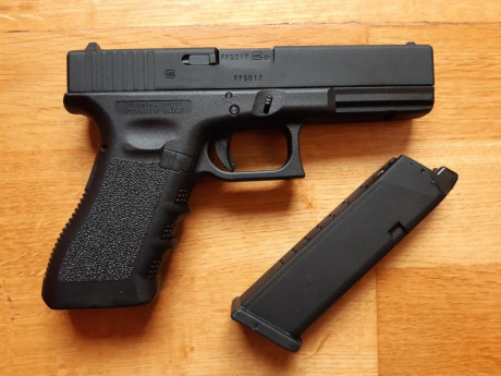  Vendo pistola airsoft nueva, sin estrenar, GLOCK 17 UMAREX. Réplica idéntica a la original y fabricada 21