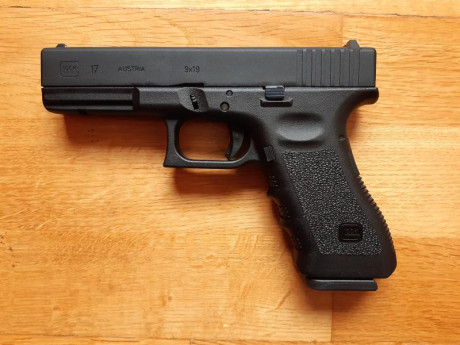  Vendo pistola airsoft nueva, sin estrenar, GLOCK 17 UMAREX. Réplica idéntica a la original y fabricada 20