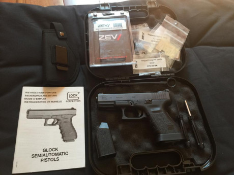 Glock 19 , 3 generación todo 300 euros( descuento de unos 500 euros ). Comprada el año pasado en Armería 00
