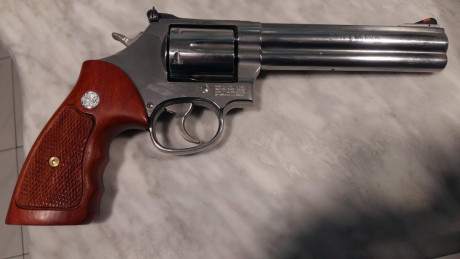 Pongo a la venta mi Revolver Smit Welsonn modelo 686 calibre 38-357 cromado, doy tres modelos de cachas, 12