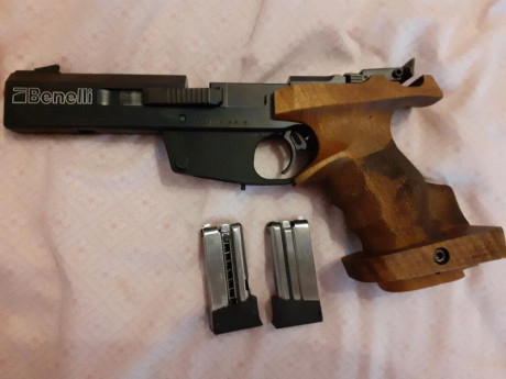 Vendo pistola Benelli mp95 con cacha de zurdo talla M calibre 22 guiada en F.La vendo en 600E con portes.
Antonio 01