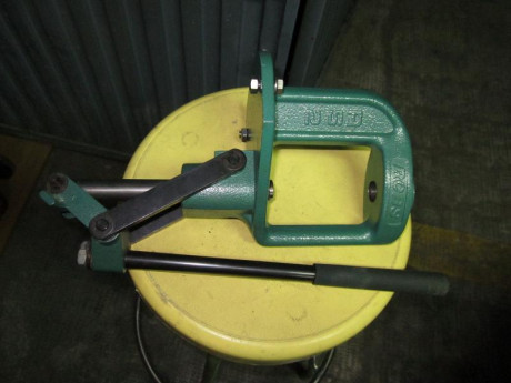 Hola.
Pongo a la venta, una prensa de la marca RCBS,nueva a estrenar
es muy robusta y es util para recargar 00