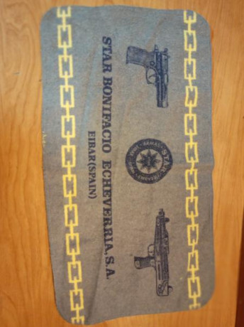 Paño de la empresa Star para apoyar las armas al hacer el mantenimiento. Con imagen de la pistola 30M 01