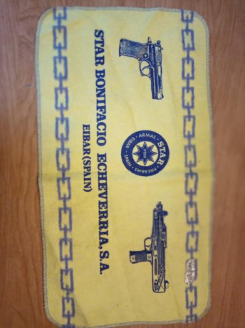 Paño de la empresa Star para apoyar las armas al hacer el mantenimiento. Con imagen de la pistola 30M 00