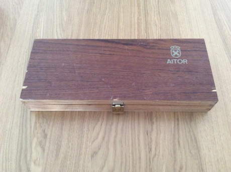 Buenos días 
Pongo a la venta este Pack Aitor con estuche de madera y en su interior un cuchillo Aitor 02