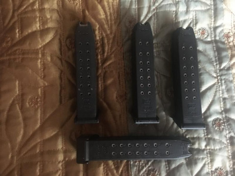  Vendo cuatro cargadores de una  Glok 17 9m  con muy poco  En principio vendo los cuatro juntos   

 Salu2 02