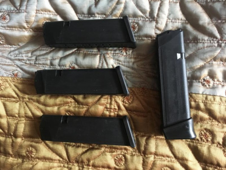  Vendo cuatro cargadores de una  Glok 17 9m  con muy poco  En principio vendo los cuatro juntos   

 Salu2 00