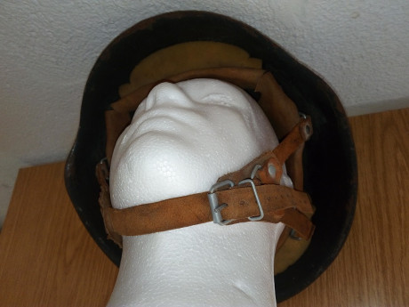 En venta este casco de la R.D.A  (República Democrática Alemana) versión sin remaches exteriores visibles.
https://www.cascoscoleccion.com/alemania/al66c.html
El 11