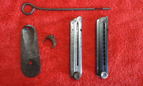 Hola a todos, se venden dos cargadores de luger mas un gatillo tambien de luger mas una cantonera de culata 01