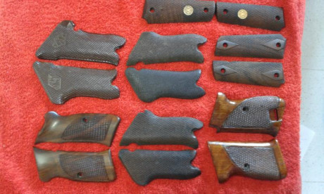 Hola a todos, vendo una serie de cachas de madera mas unas de baquelita.
cachas de Brno CZ 75  de madera, 01