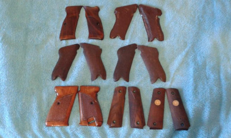 Hola a todos, vendo una serie de cachas de madera mas unas de baquelita.
cachas de Brno CZ 75  de madera, 00