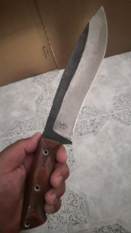 Precioso camp knife en acero 52100 18 cm de hoja y unos 5 mm de espesor muy liviano en la mano y con un 00