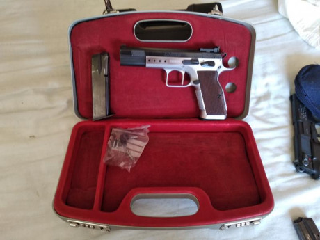 Vendo Pistola Tanfoglio Modelo Limited de 9mm. Pb, con dos cargadores de alta capacidad y algunos repuestos.
En 00