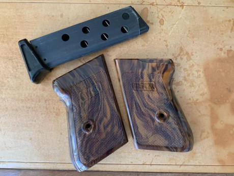 Se venden estas piezas de una pistola de fogueo destruida, ambas cachas en estado nuevo y el cargador 01