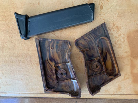 Se venden estas piezas de una pistola de fogueo destruida, ambas cachas en estado nuevo y el cargador 00