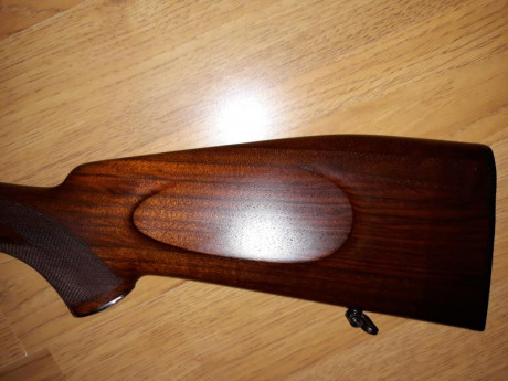 un amigo vende un rifle express Merkel 140 calibre 9,3x74r expulsor lleva un aimpoint  micro h2 balea 11