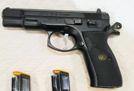 Se vende CZ 75 B, con Kit original del 22, cachas Pachmayr de goma, amortiguador de retroceso y dos cargadores 02