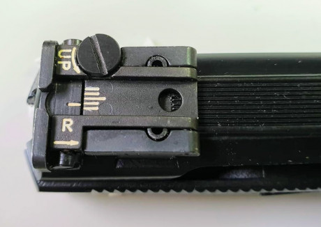 Se vende CZ 75 B, con Kit original del 22, cachas Pachmayr de goma, amortiguador de retroceso y dos cargadores 00