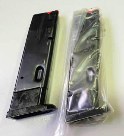 Se vende CZ 75 B, con Kit original del 22, cachas Pachmayr de goma, amortiguador de retroceso y dos cargadores 11