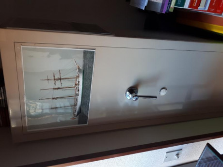Se vende armario armero marca Grexe, modelo P-6 con capacidad para 6 armas largas, 3 baldas para armas 00
