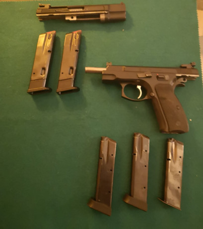 Muy buenas compañeros.
Un amigo vende una pistola CZ 75 en 9mm y con kit del 22, ambos en muy buen estado. 01
