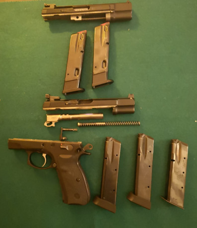 Muy buenas compañeros.
Un amigo vende una pistola CZ 75 en 9mm y con kit del 22, ambos en muy buen estado. 00