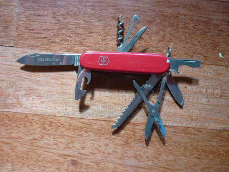 Vendo estas dos navajas multiusos de la casa suiza, una Huntsman y una Spartan.
Estan casi sin uso, las 00