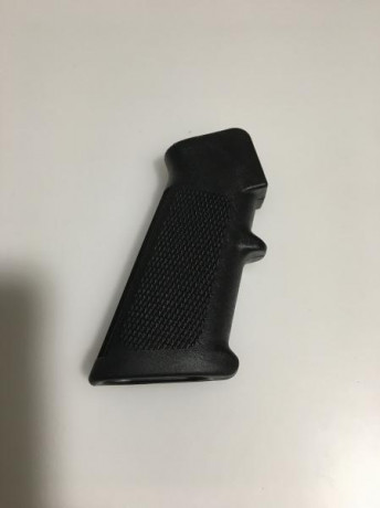 Hola, 

Vendo varias piezas de AR15:

Culata tipo M4 negra, desmontada de SW MP15-300. 25€
Guardamanos 11