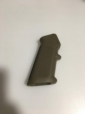 Hola, 

Vendo varias piezas de AR15:

Culata tipo M4 negra, desmontada de SW MP15-300. 25€
Guardamanos 10