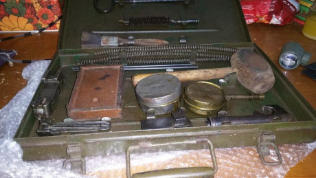 Hola  . He encontrado esta caja de servicio , parece de un fusil ,  alguien sabe a que pertenece ? . Muchas 02