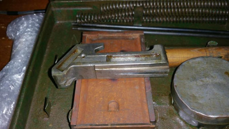 Hola  . He encontrado esta caja de servicio , parece de un fusil ,  alguien sabe a que pertenece ? . Muchas 01