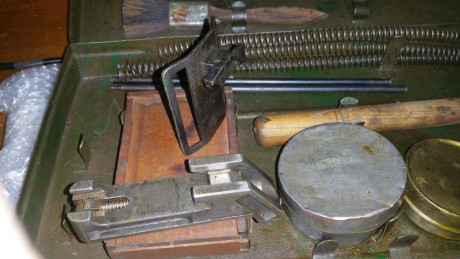 Hola  . He encontrado esta caja de servicio , parece de un fusil ,  alguien sabe a que pertenece ? . Muchas 00