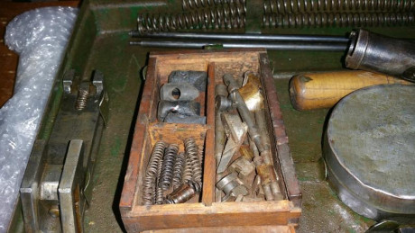 Hola  . He encontrado esta caja de servicio , parece de un fusil ,  alguien sabe a que pertenece ? . Muchas 11