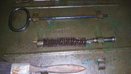 Hola  . He encontrado esta caja de servicio , parece de un fusil ,  alguien sabe a que pertenece ? . Muchas 10