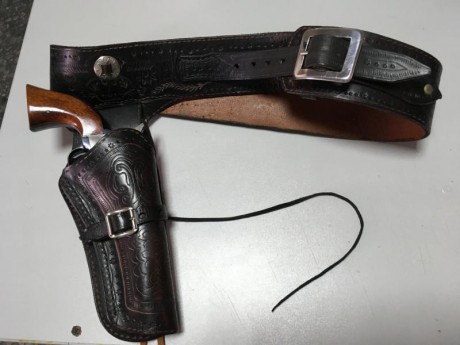 Vendo mi revólver Uberti modelo Peacemaker de 5 1/2 pulgadas, en calibre 44-40, guiado como arma deportiva. 20