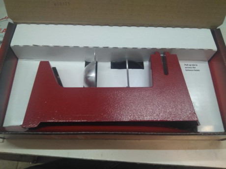 Buenas tardes,

  Báscula vendida, se puede cerrar.  

Se vende báscula analógica Hornady. Muy poco uso, 01