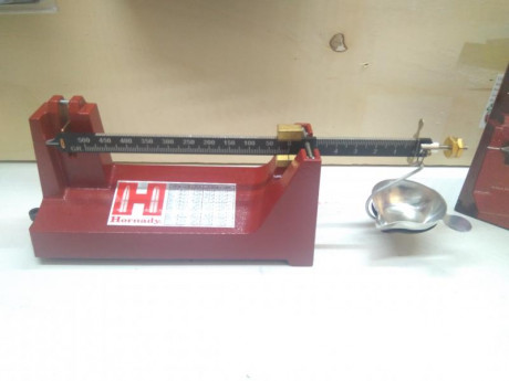 Buenas tardes,

  Báscula vendida, se puede cerrar.  

Se vende báscula analógica Hornady. Muy poco uso, 00