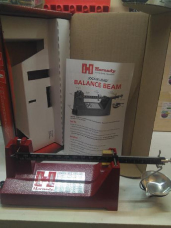 Buenas tardes,

  Báscula vendida, se puede cerrar.  

Se vende báscula analógica Hornady. Muy poco uso, 12