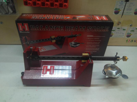 Buenas tardes,

  Báscula vendida, se puede cerrar.  

Se vende báscula analógica Hornady. Muy poco uso, 11