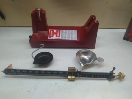 Buenas tardes,

  Báscula vendida, se puede cerrar.  

Se vende báscula analógica Hornady. Muy poco uso, 10