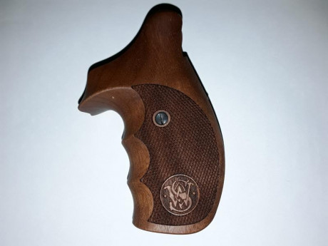  20191014_193205.jpg  20191014_193225.jpg  20191014_193252.jpg 
Cachas con logo para revolver S&W 02