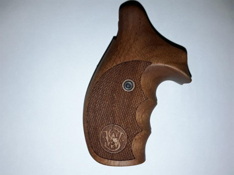  20191014_193205.jpg  20191014_193225.jpg  20191014_193252.jpg 
Cachas con logo para revolver S&W 01
