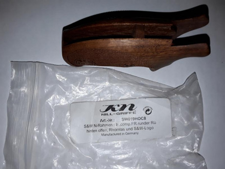  20191014_193205.jpg  20191014_193225.jpg  20191014_193252.jpg 
Cachas con logo para revolver S&W 00