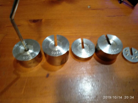 Vendo pesa gatillos metálico
Tiene en v la zona de contacto
Está en Collado Villalba Madrid
 € más portes 01