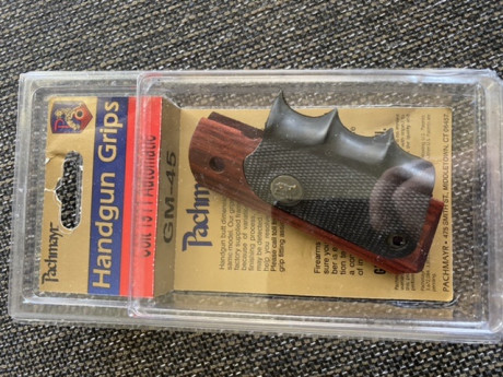 VENDIDAS . cachas Patchmayr para 1911, con inserto frontal de goma integrado . Nuevas . 
Precio 60 euros 02