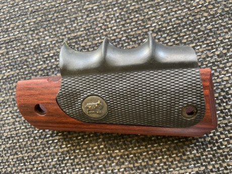 VENDIDAS . cachas Patchmayr para 1911, con inserto frontal de goma integrado . Nuevas . 
Precio 60 euros 01